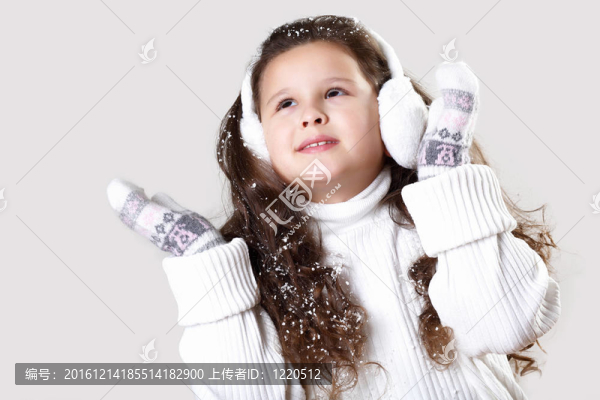 可愛的小女孩在冬天穿