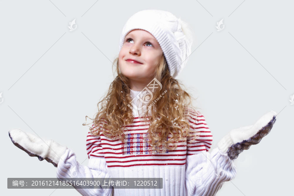 可愛(ài)的小女孩在冬天穿