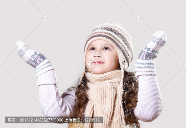可愛的小女孩在冬天穿