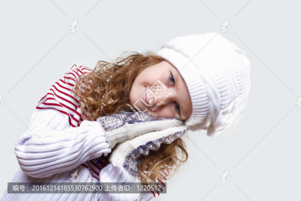 可愛的小女孩在冬天穿