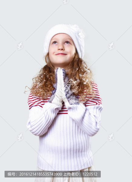 可愛(ài)的小女孩冬天穿