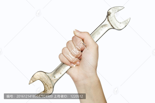 女人的手拿著扳手