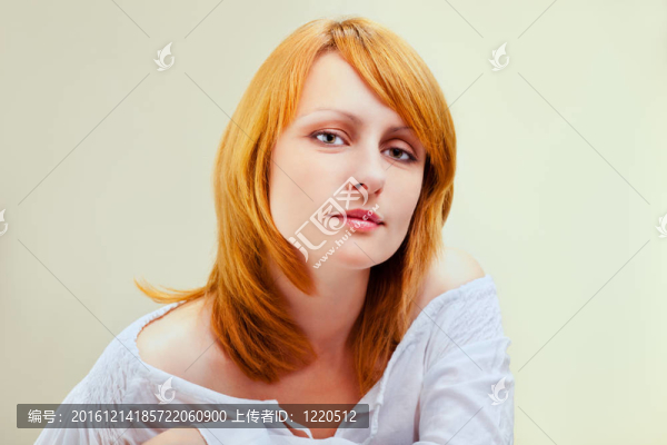迷人的微笑女人肖像