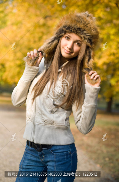 時髦的年輕女人。
