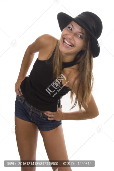 穿著白色背景的黑帽子的年輕女子