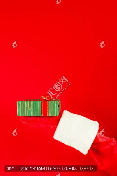 Santa手拿圣誕禮物