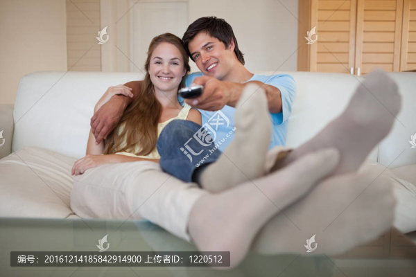 輕松可愛的情侶看電視