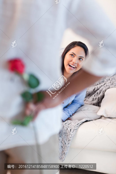 女人即將得到一朵花由她的男朋友