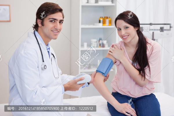 微笑醫(yī)生服用病人血壓