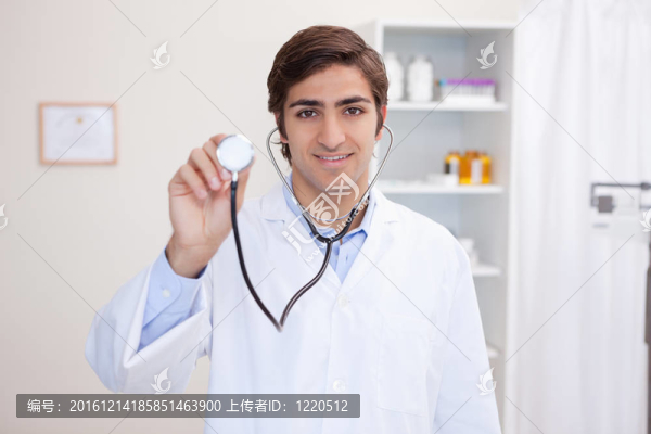 男醫(yī)生用聽診器