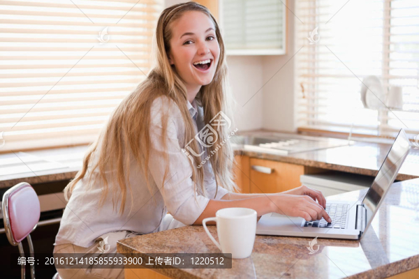 用筆記本電腦喝茶的女人