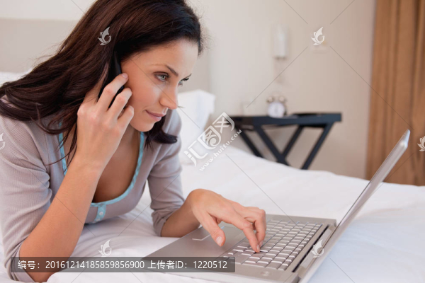 手機(jī)上的女人用筆記本電腦