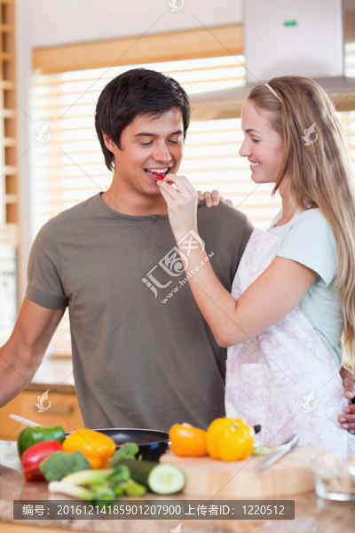 一個女人讓她的未婚夫品嘗她的飯菜