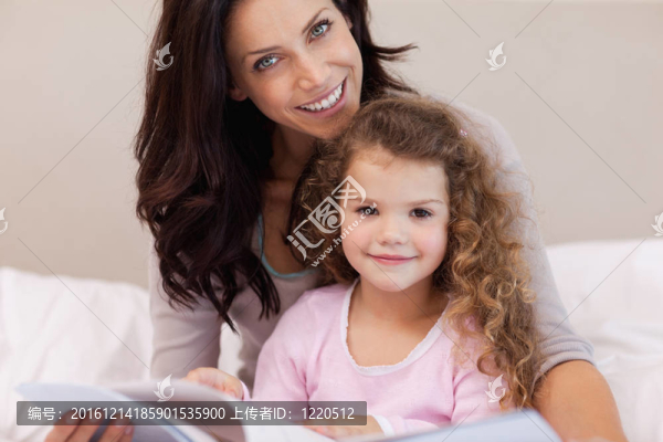 母親和她的小女兒一起看書