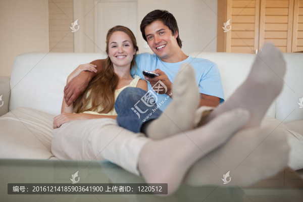 放松的年輕夫婦看電視