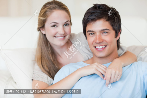 特寫一對(duì)可愛的情侶擺姿勢(shì)