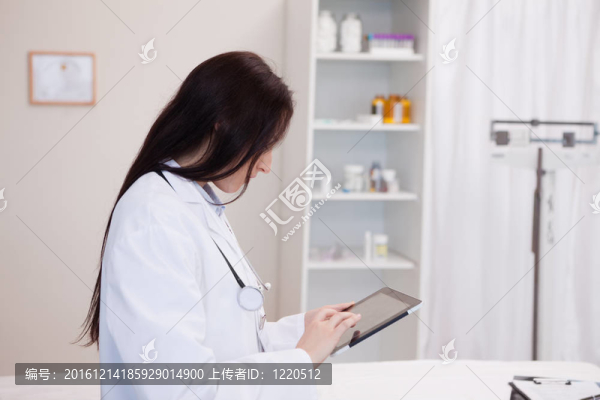醫(yī)生使用平板電腦