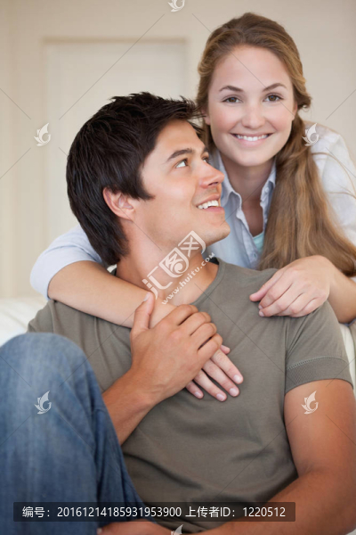 夫妻相互擁抱的肖像