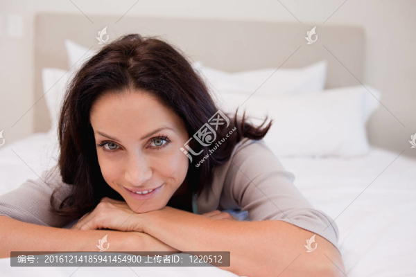 微笑的女人在床上放松