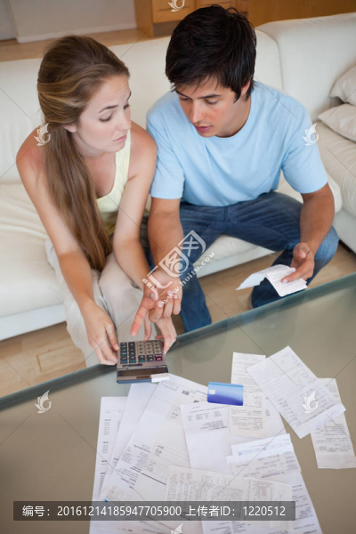 一對悲傷的夫婦看著他們的收據(jù)
