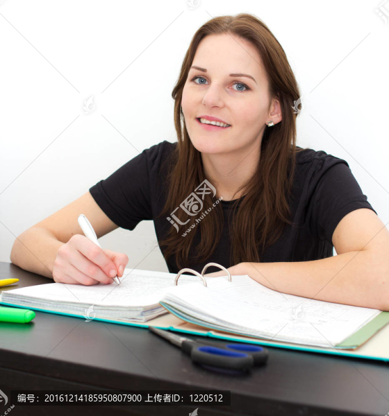女人學習和微笑