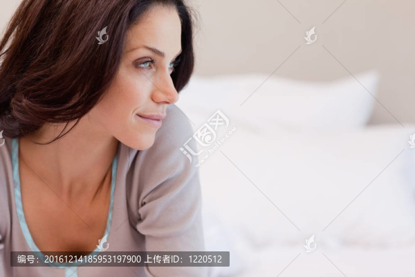 女人躺在床上望向身邊