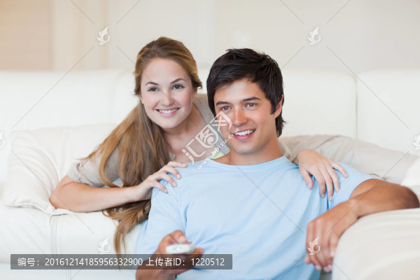 快樂(lè)夫妻看電視