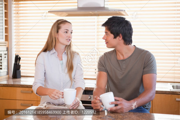 有一杯咖啡的夫婦
