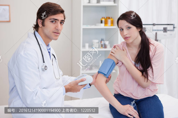 醫(yī)生服用女性患者血壓