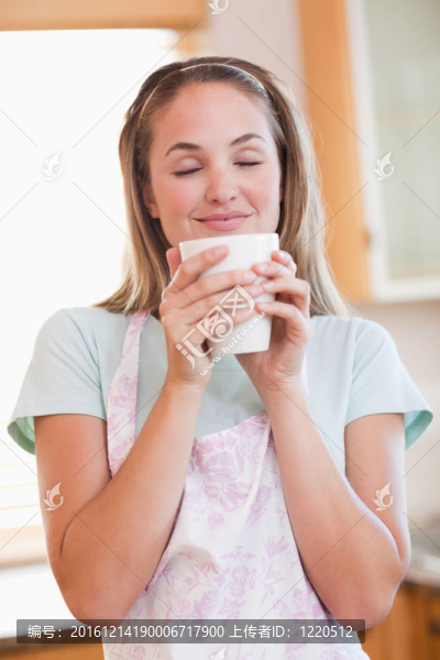一個(gè)安靜的女人喝一杯茶的肖像