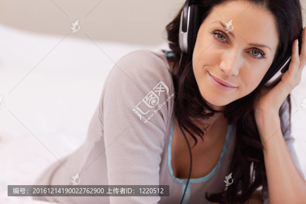 女人在床上聽音樂