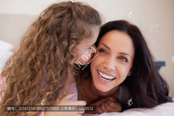 女兒給媽媽一個吻