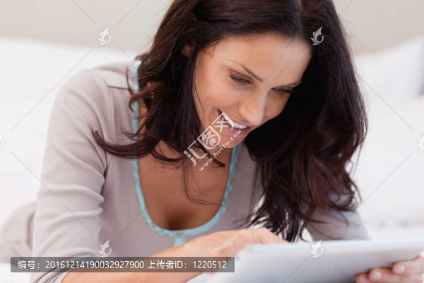躺在床上的女人
