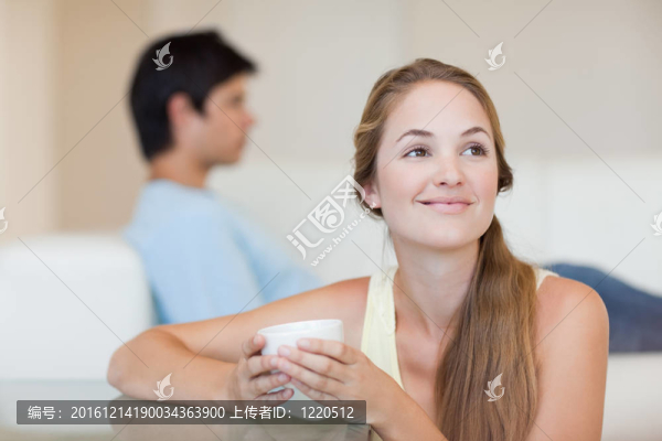 女人在她未婚夫坐在沙發(fā)上喝茶的時候