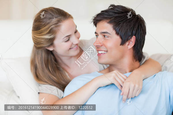 特寫一對迷人的情侶擺姿勢