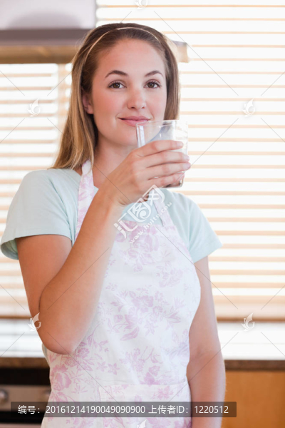 女人喝牛奶的肖像