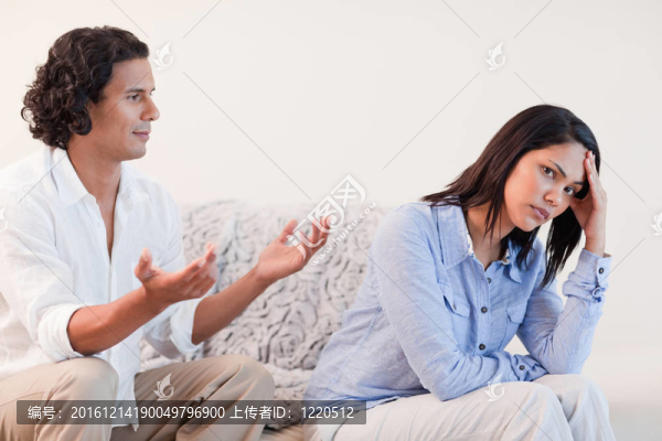 男人在沙發(fā)上試圖向女友道歉