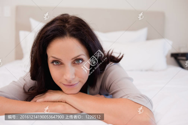 在床上放松的女人