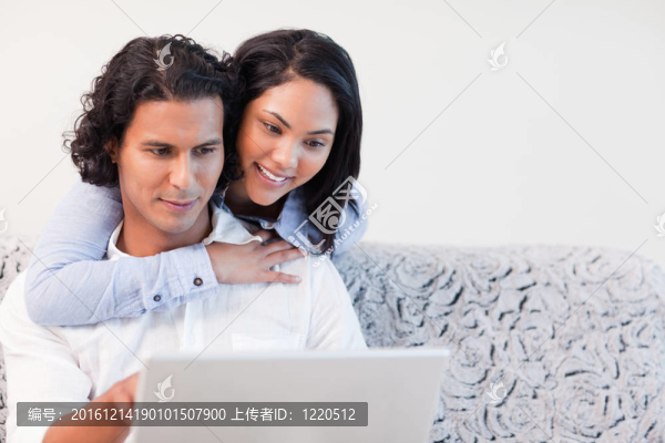 夫婦在一起的筆記本電腦