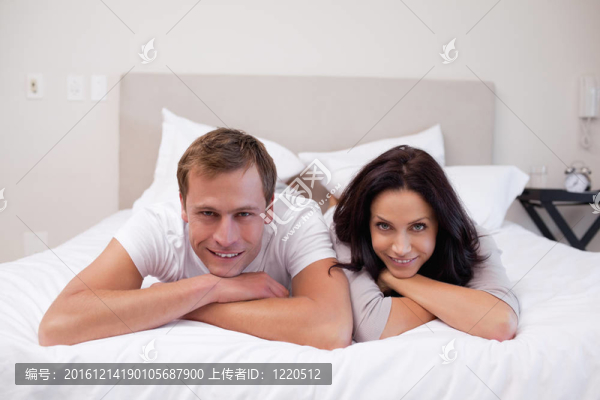 幸福的夫妻一起躺在床上