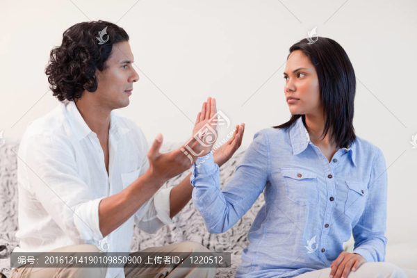 男乞求女友原諒