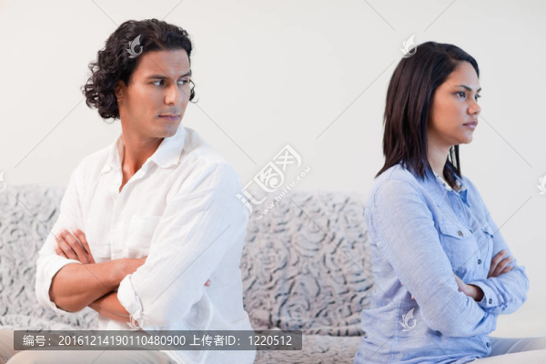 夫妻在客廳打架