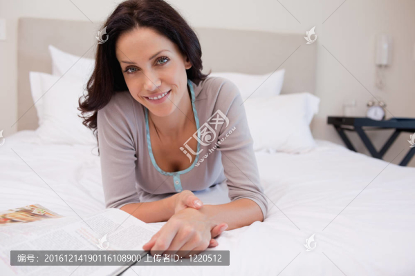 床上放著雜志的女人