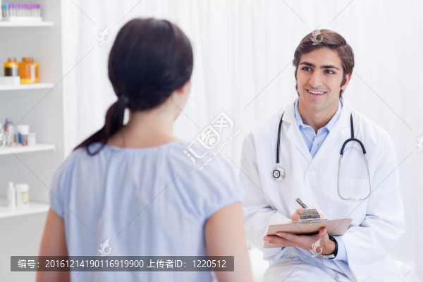 微笑醫(yī)生與病人交談