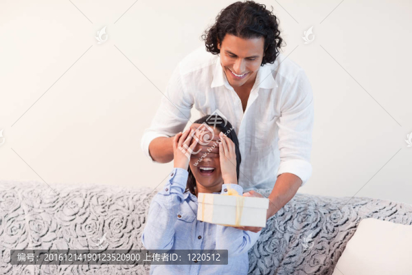 男人送女友禮物