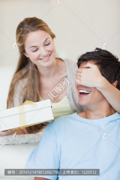 婦女提供禮物的肖像