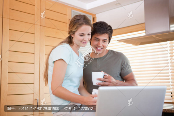 用筆記本喝茶的夫婦