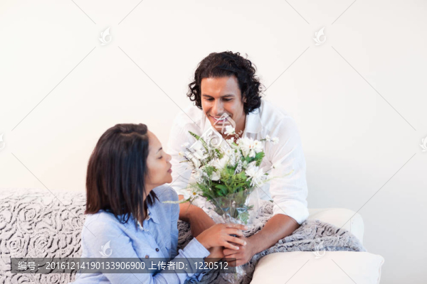 男人送女友花