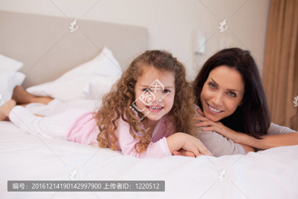 母女倆一起在臥室里放松