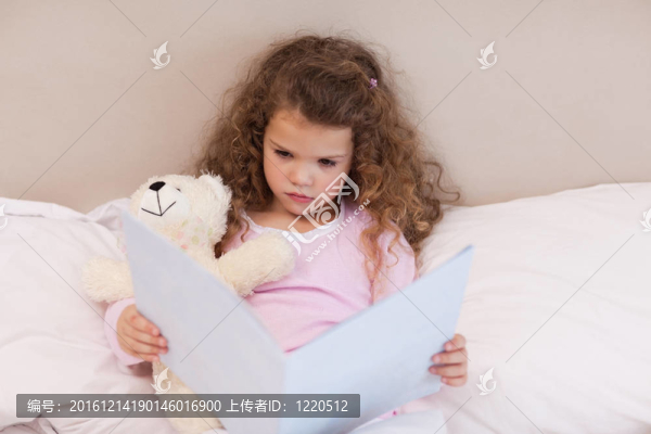 看著書(shū)的女孩
